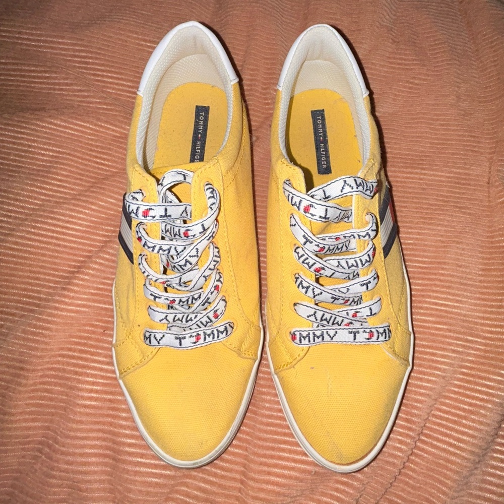 Tommy Hilfiger low rise sneakers. Size 10.